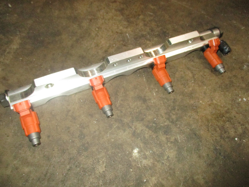 Suzuki DF90 outboard fuel rail and injector set (15710-65D00)