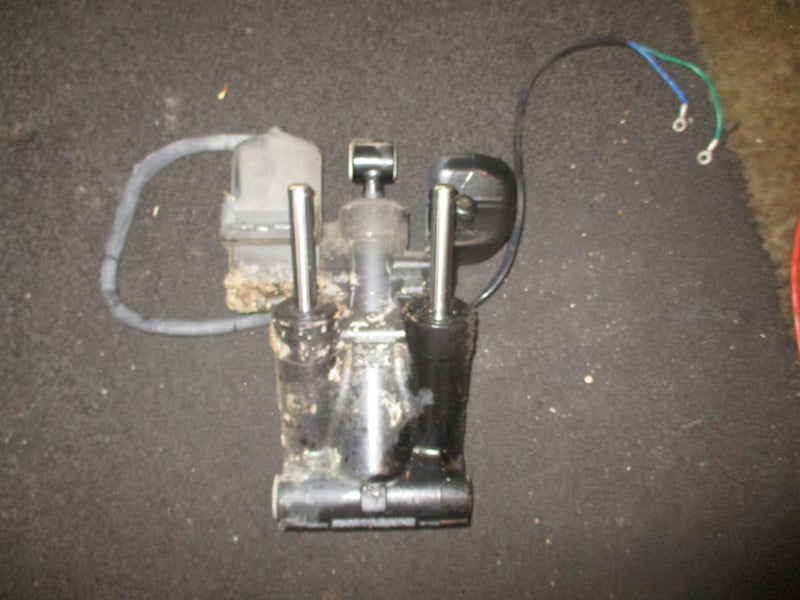 Suzuki DF70 outboard tilt trim unit