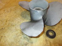 Load image into Gallery viewer, Johnson 70hp VRO 2 stroke outboard Solas aluminum propellor (13.75x13)
