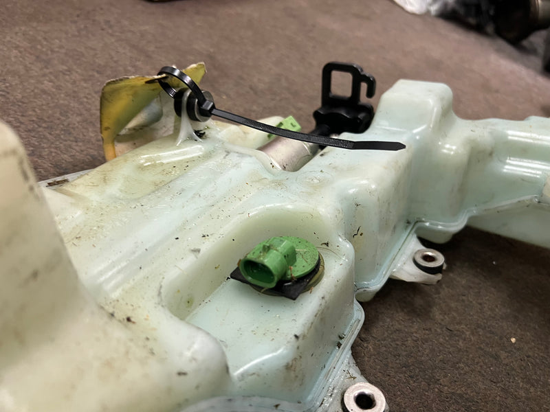 Evinrude ETEC 40hp outboard oil tank and pump (5007951)