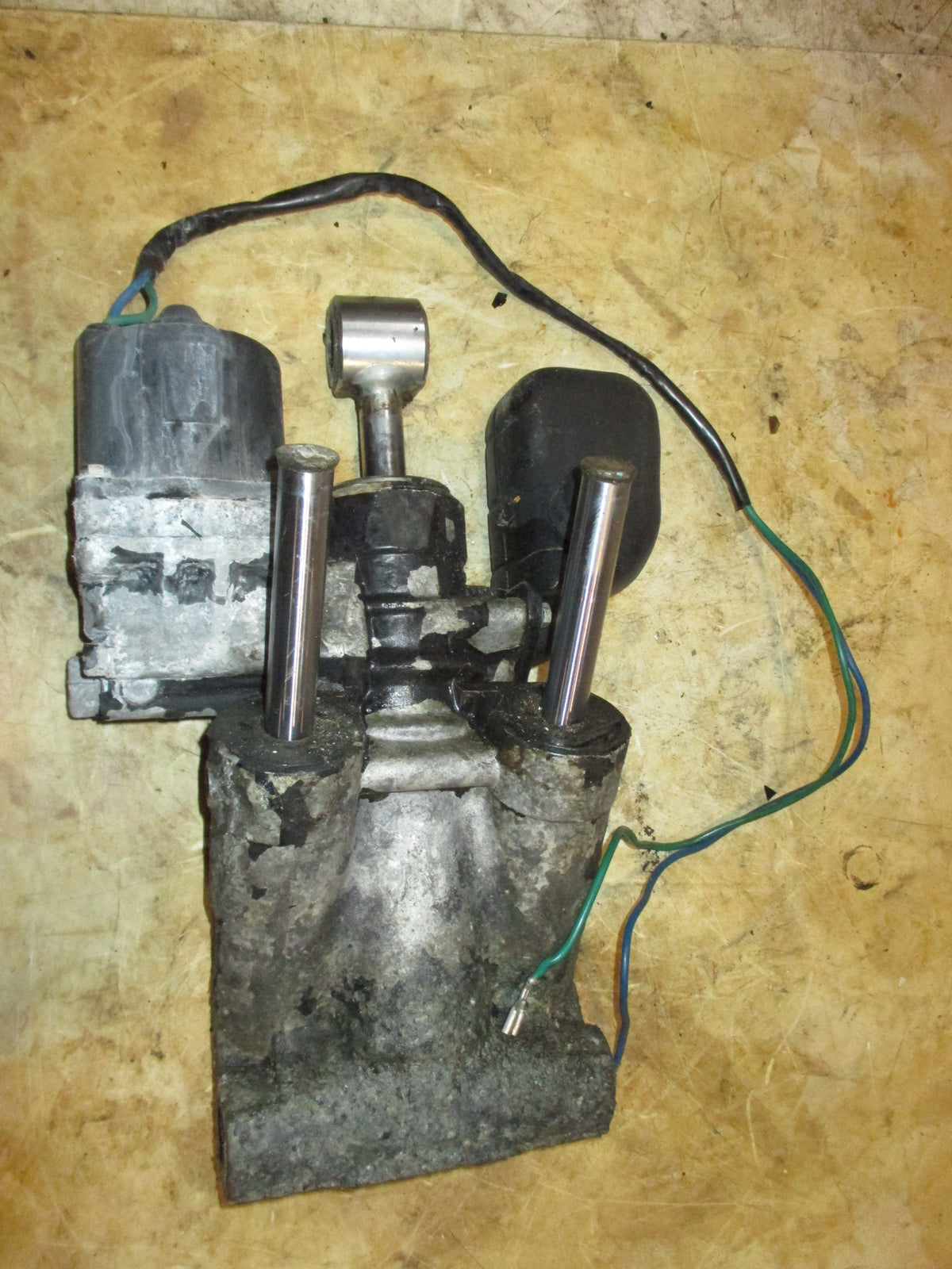 Evinrude 175hp ocean pro 2 stroke outboard tilt trim unit