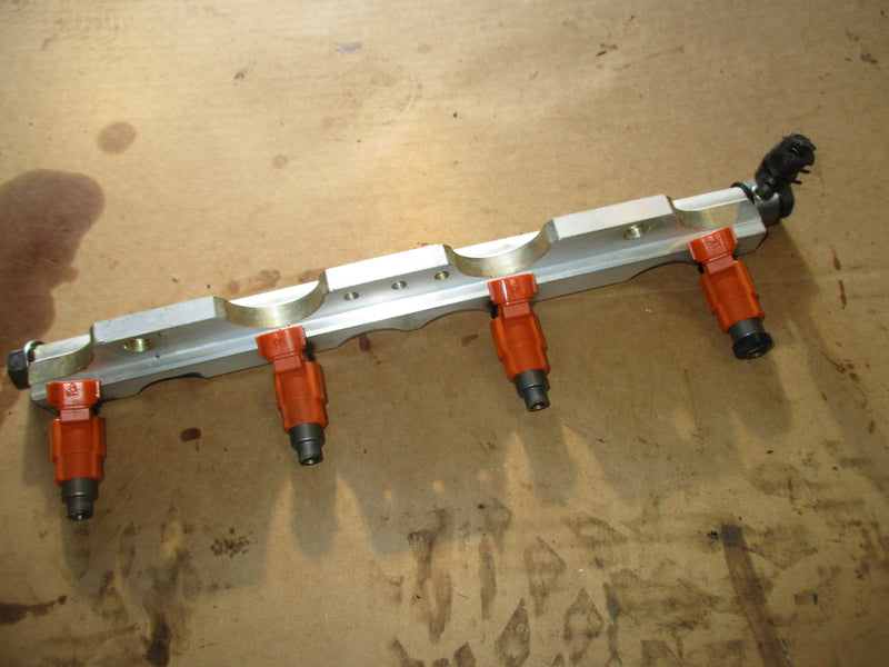 Suzuki DF115 outboard fuel rail and injector set (15710-65D00)