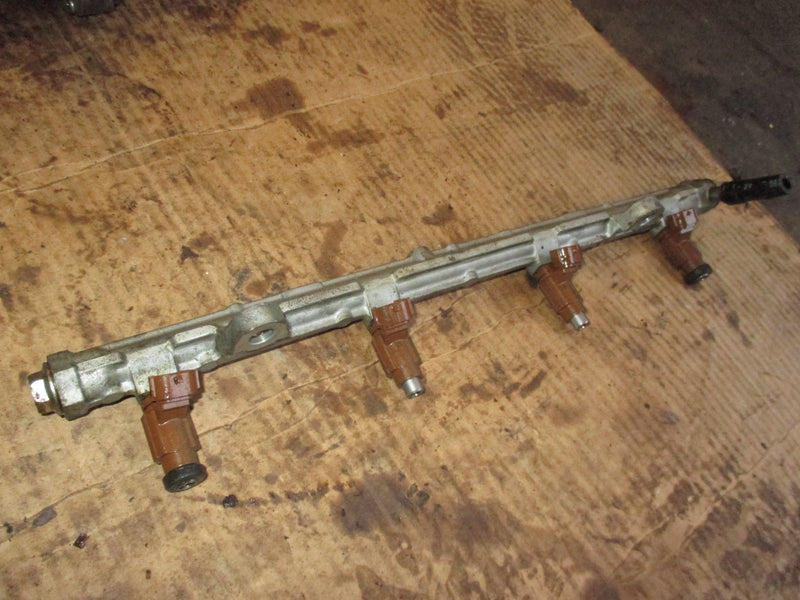 Suzuki DF150 150hp outboard fuel rail and injector set (15710-96J00)