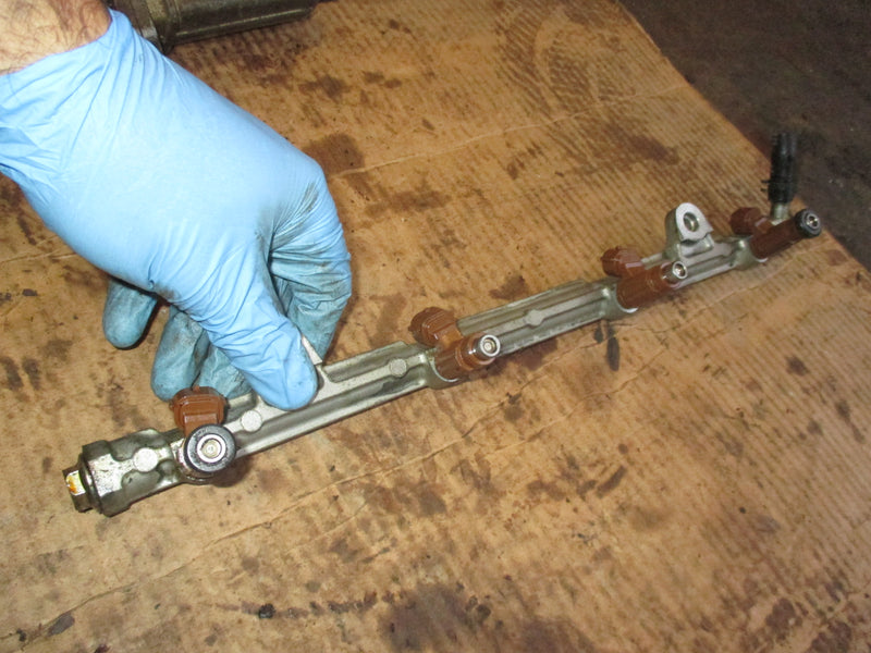 Suzuki DF150 150hp outboard fuel rail and injector set (15710-96J00)