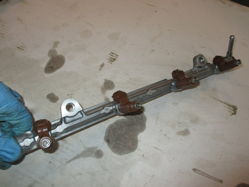 Suzuki DF150A 150hp 4 stroke outboard fuel rail and injector set (15710-96J00)
