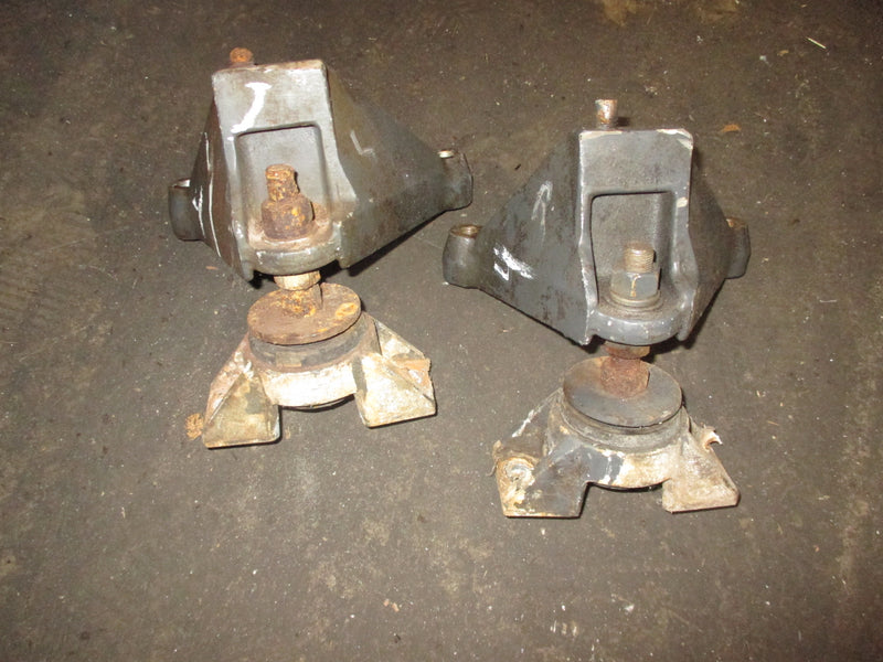 OMC I/O small block chevy 4.3L/5.0L/5.7L engine mount set 913463