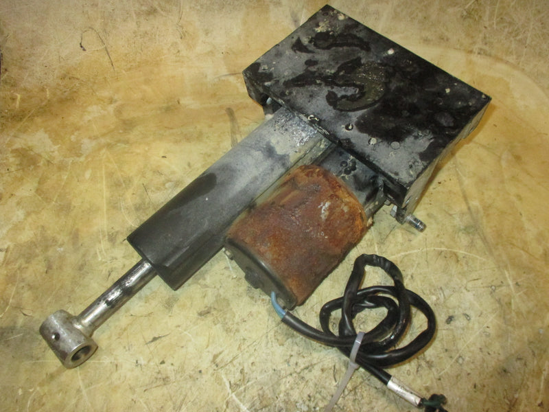 Yamaha/Mercury 90hp 4 stroke outboard tilt trim unit