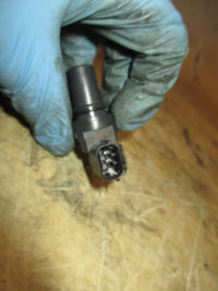 Load image into Gallery viewer, Suzuki DF70 70hp outboard CKP sensor (33220-84G00)
