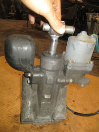 Load image into Gallery viewer, Honda BF90A 90hp 4 stroke outboard showa tilt trim unit PARTS ONLY

