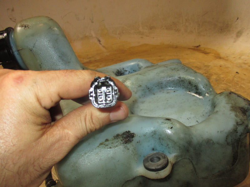 Suzuki DT90 90hp outboard oil tank and sensor (69100-87E02)