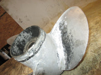 Load image into Gallery viewer, Evinrude 140hp 2 stroke outboard aluminum propeller (15x17) (391200)
