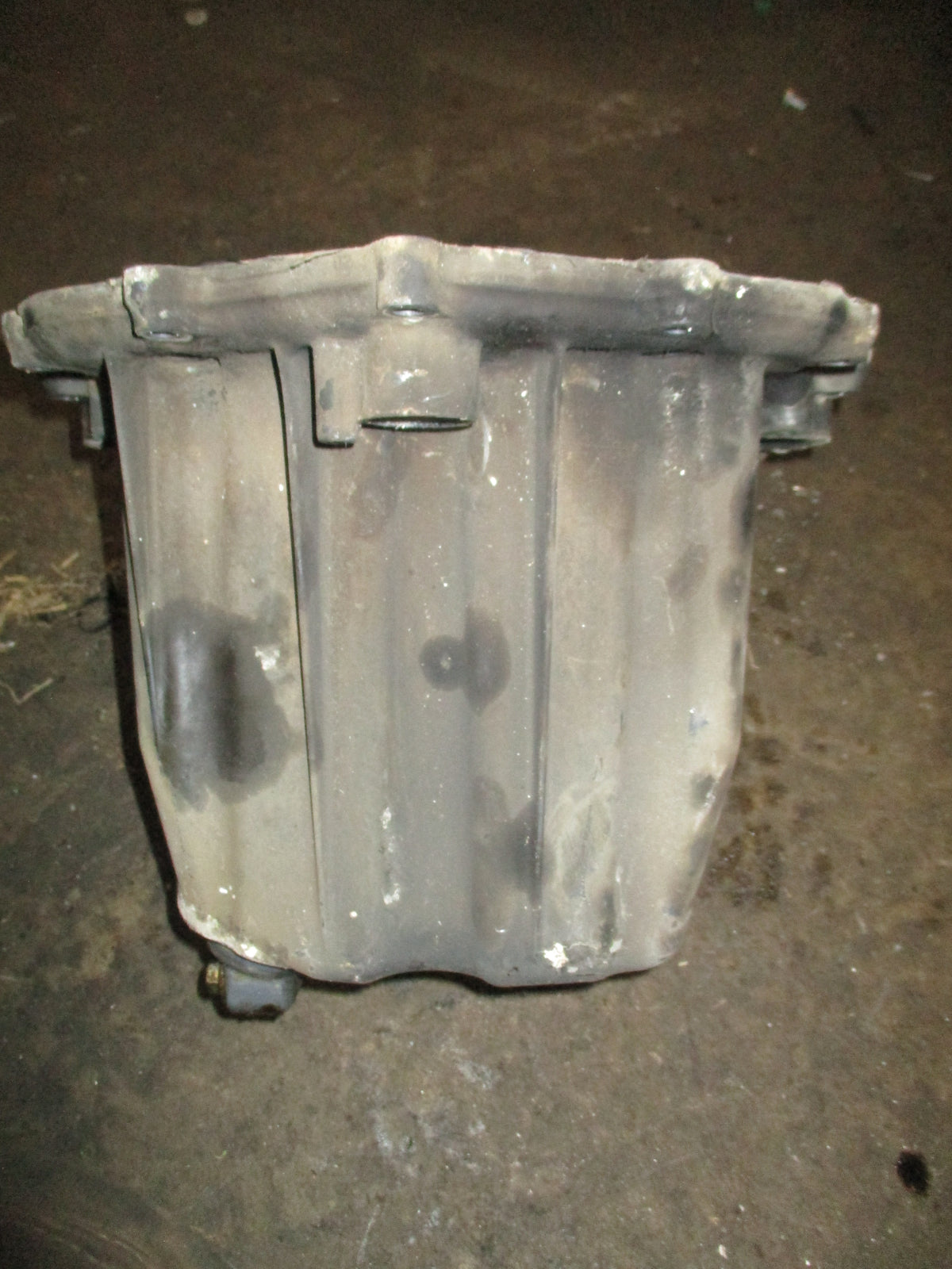 Honda BF225 outboard oil pan (11311-ZY3-010ZA)