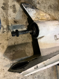 Load image into Gallery viewer, Evinrude 150hp 60 degree 2 stroke outboard 25 inch standard rotation lower unit
