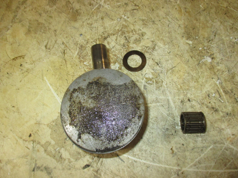 Suzuki DT90 90hp 2 stroke outboard Right/Starboard Piston (12110-87E02)