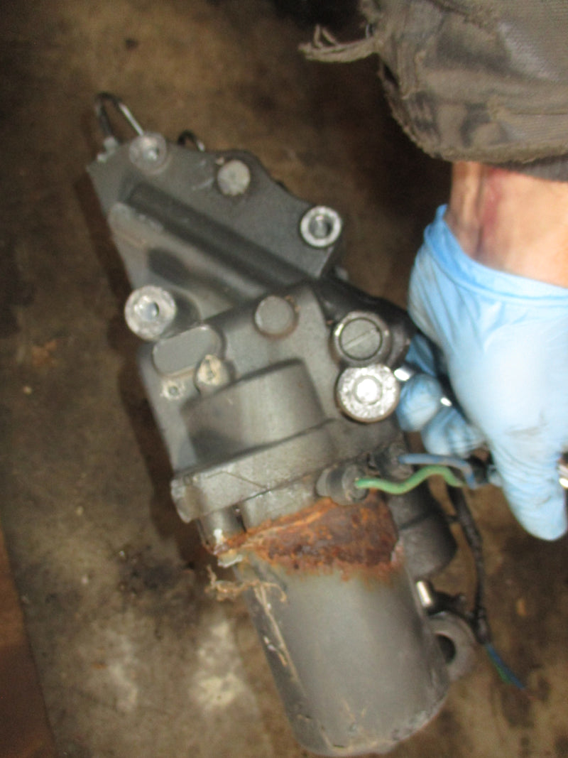 Suzuki DT150 outboard tilt trim unit