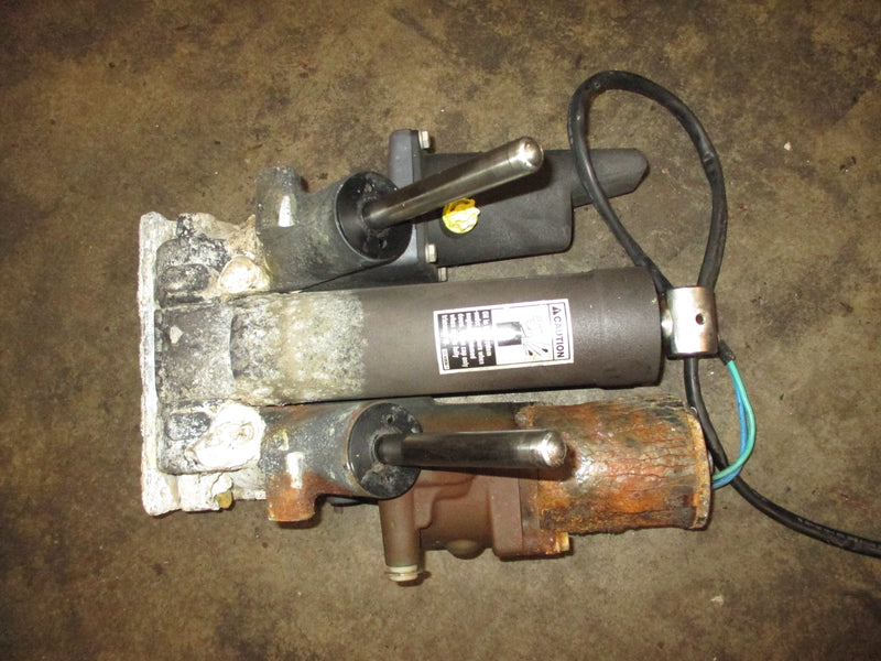 Mercury Verado 150hp outboard tilt trim unit
