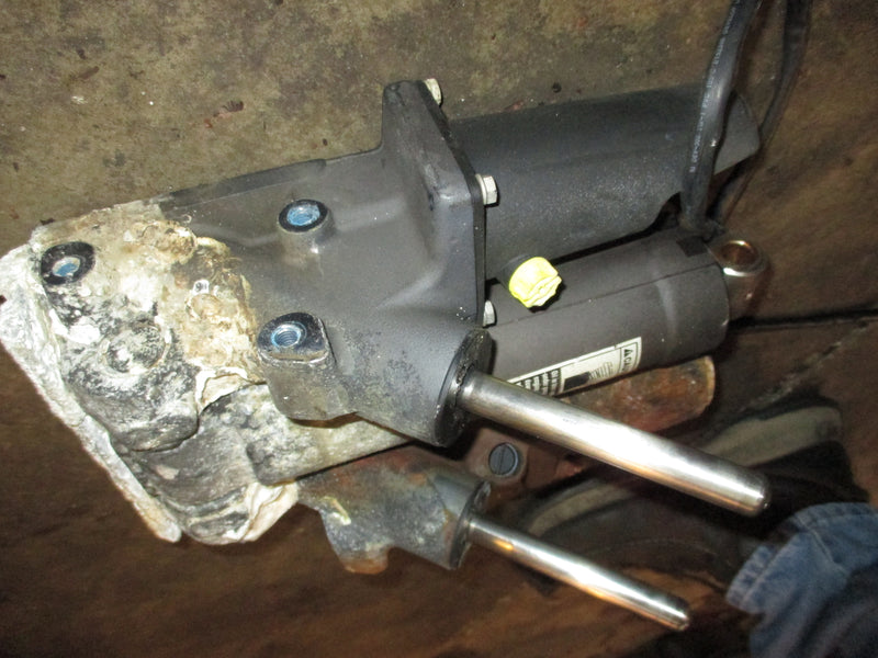 Mercury Verado 150hp outboard tilt trim unit