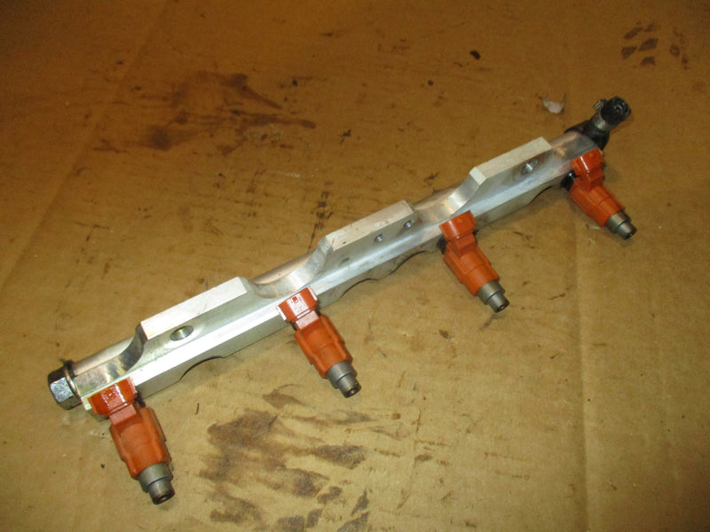 Suzuki DF90 outboard fuel rail and injector set (15710-65D00)