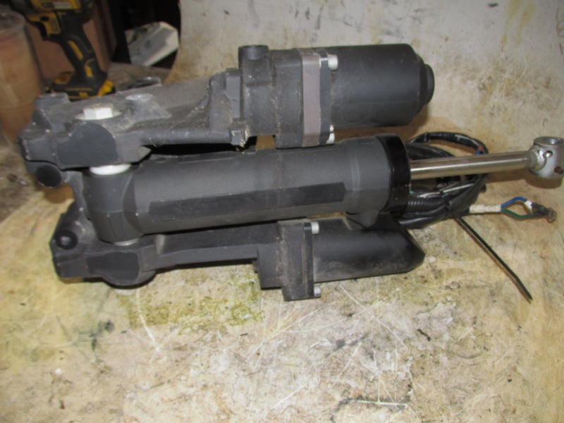 Yamaha 425hp XT0 V8 4 Stroke Outboard Tilt Trim Unit (CS7-10)