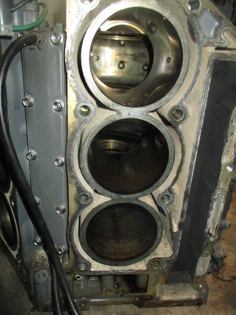 Johnson Suzuki 200hp 4 stroke outboard crankcase block READ DESCRIPTION