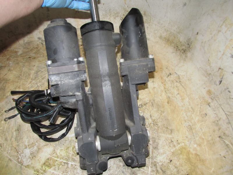 Yamaha 425hp XT0 V8 4 Stroke Outboard Tilt Trim Unit (CS7-10)
