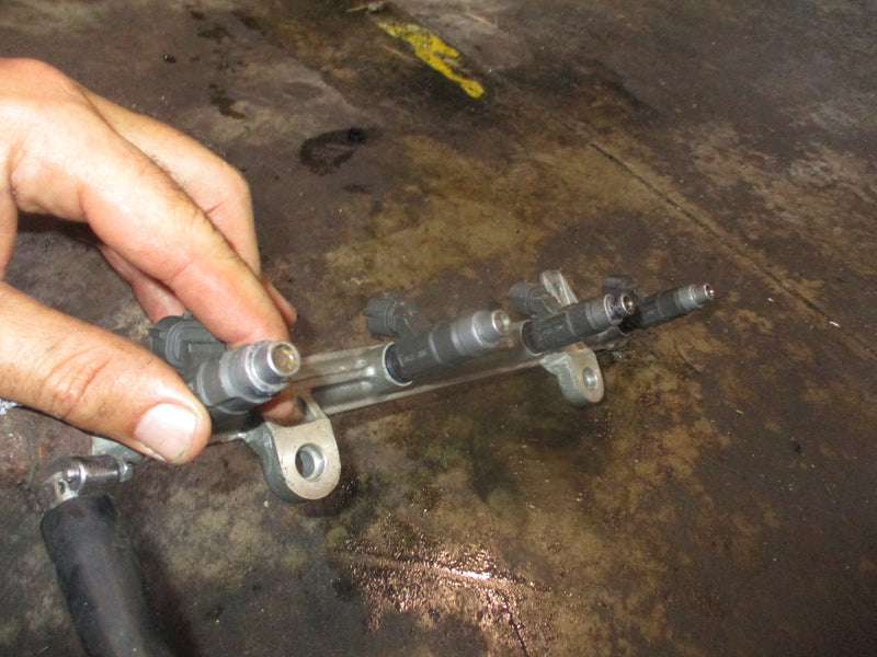 Suzuki DF70 outboard fuel rail and injector set (15751-99E00)