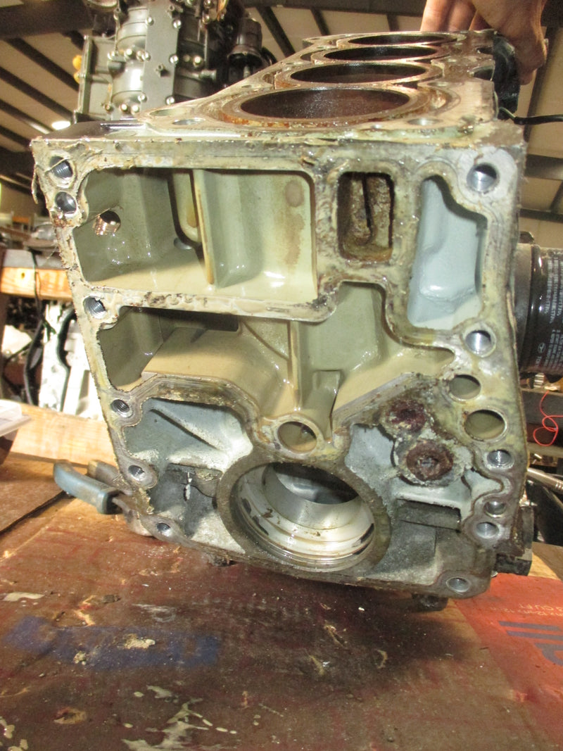 Suzuki DF70 70hp 4 Stroke Outboard crankcase block