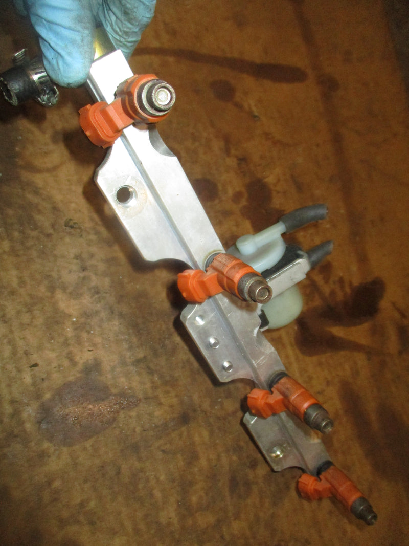 Suzuki DF115 115hp outboard fuel rail and injector set (15710-65D00)