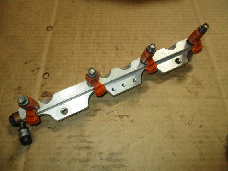 Suzuki DF90 outboard fuel rail and injectors (15710-65D00)