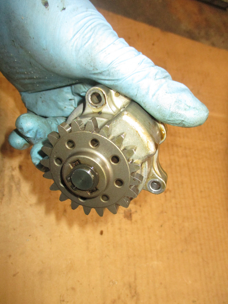 Suzuki DF90 outboard oil pump (16400-90J00)