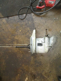 Load image into Gallery viewer, Evinrude 25hp outboard 20" shaft lower unit
