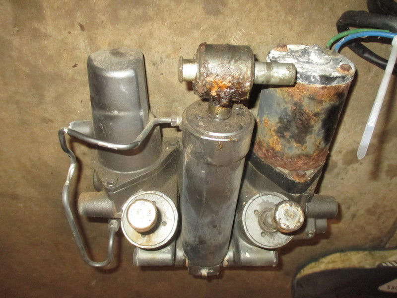 Suzuki DT200 200hp 2 stroke outboard tilt trim unit