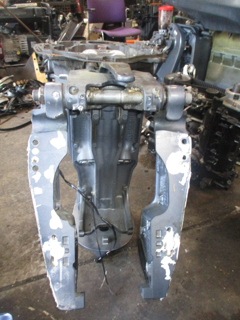 Yamaha 300hp 4 stroke outboard 25" shaft mid section