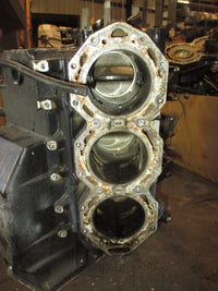 Load image into Gallery viewer, Johnson 200hp ocean pro 2 stroke outboard crankcase block
