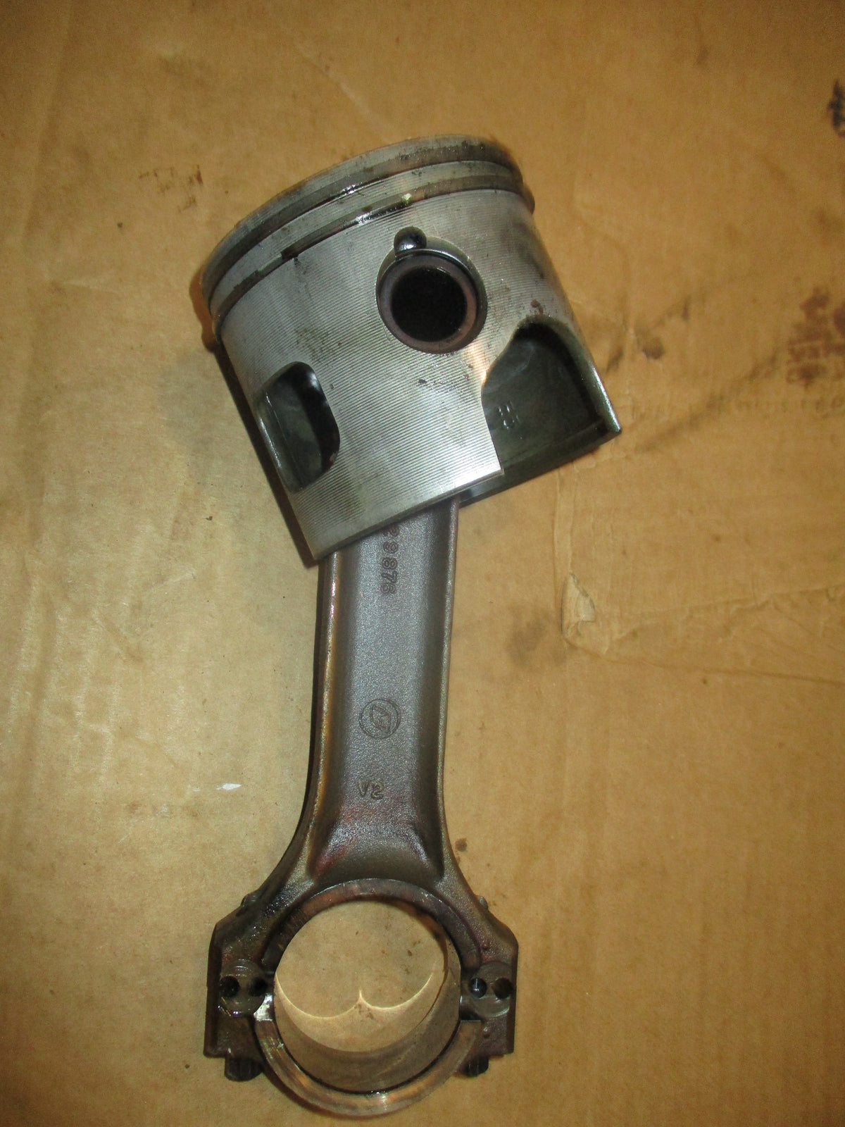 Evinrude 200hp 2 stroke outboard starboard piston and rod (391481)