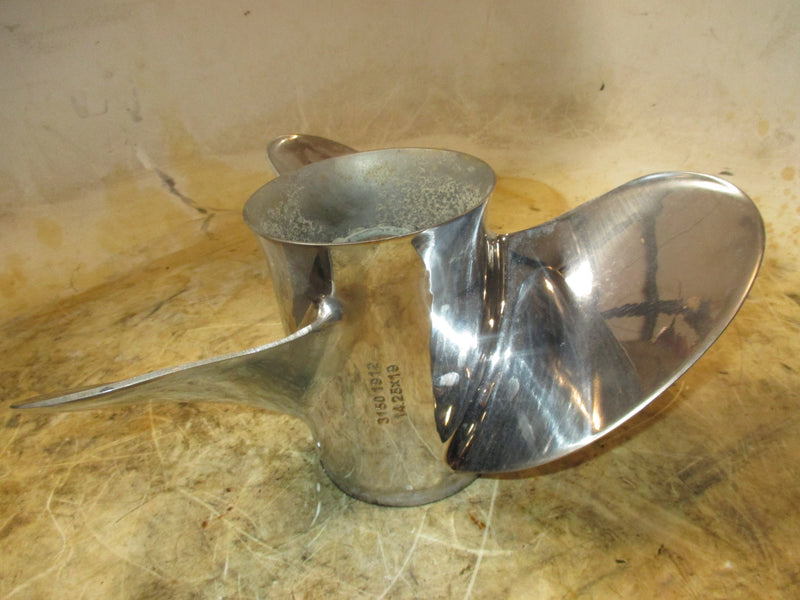 Mercury 1.73 115hp 4 stroke outboard turning express ss propellor (31501912)