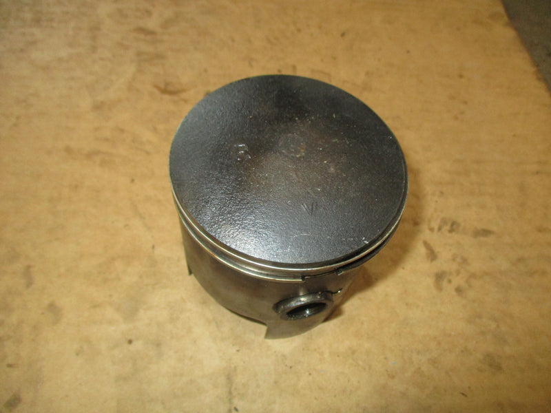 Suzuki DT150 outboard starboard piston "R"