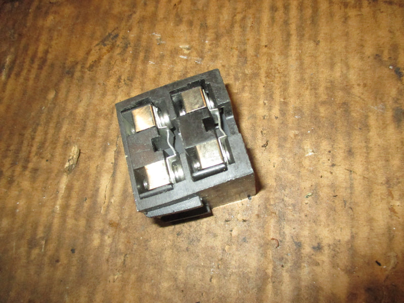 Yamaha 250hp OX66 2 stroke outboard fuse box with 2 fuses (61A-82150-00)