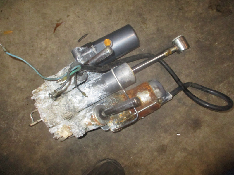 Yamaha 250hp OX66 2 stroke outboard tilt trim unit
