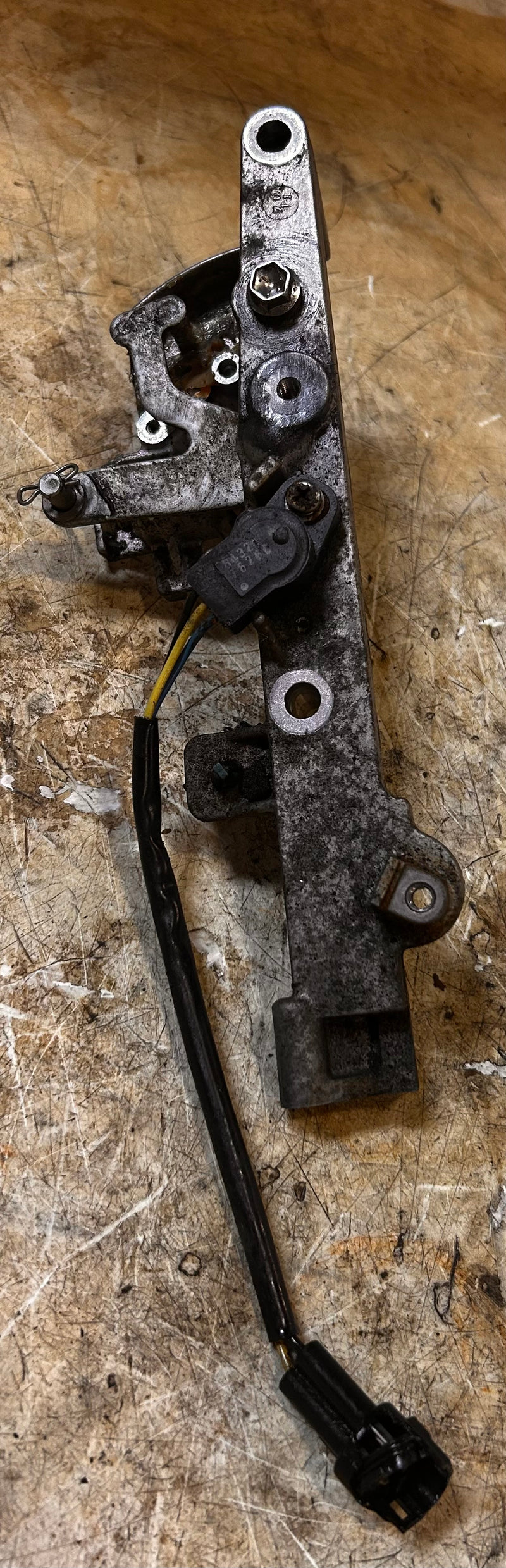 Suzuki DF150 150hp 4 stroke outboard shift sensor and bracket (13580-93J01)