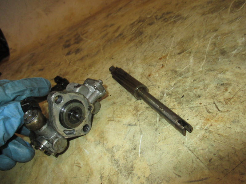Mercury 135hp 2 stroke outboard oil pump/gear (815698T)