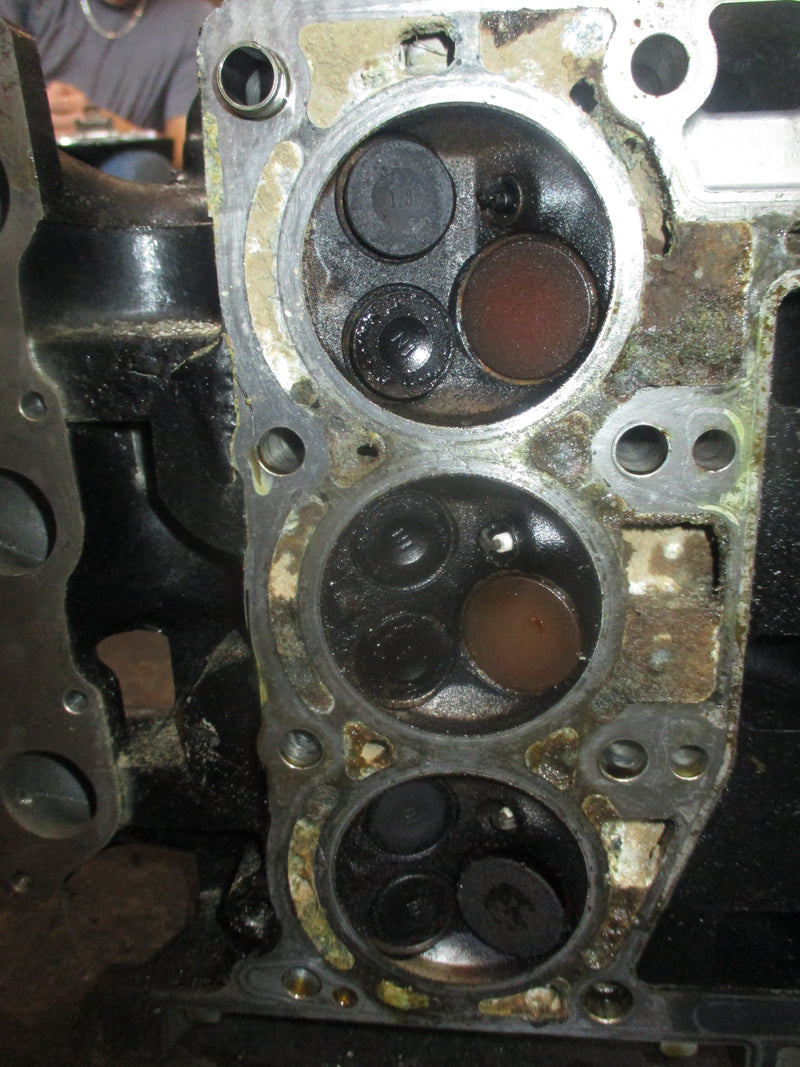 Suzuki DF25 outboard cylinder head (11100-89J00)