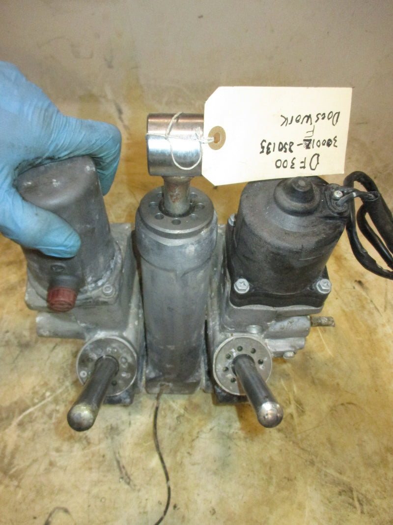 Suzuki DF300 300hp 4 Stroke outboard tilt trim unit