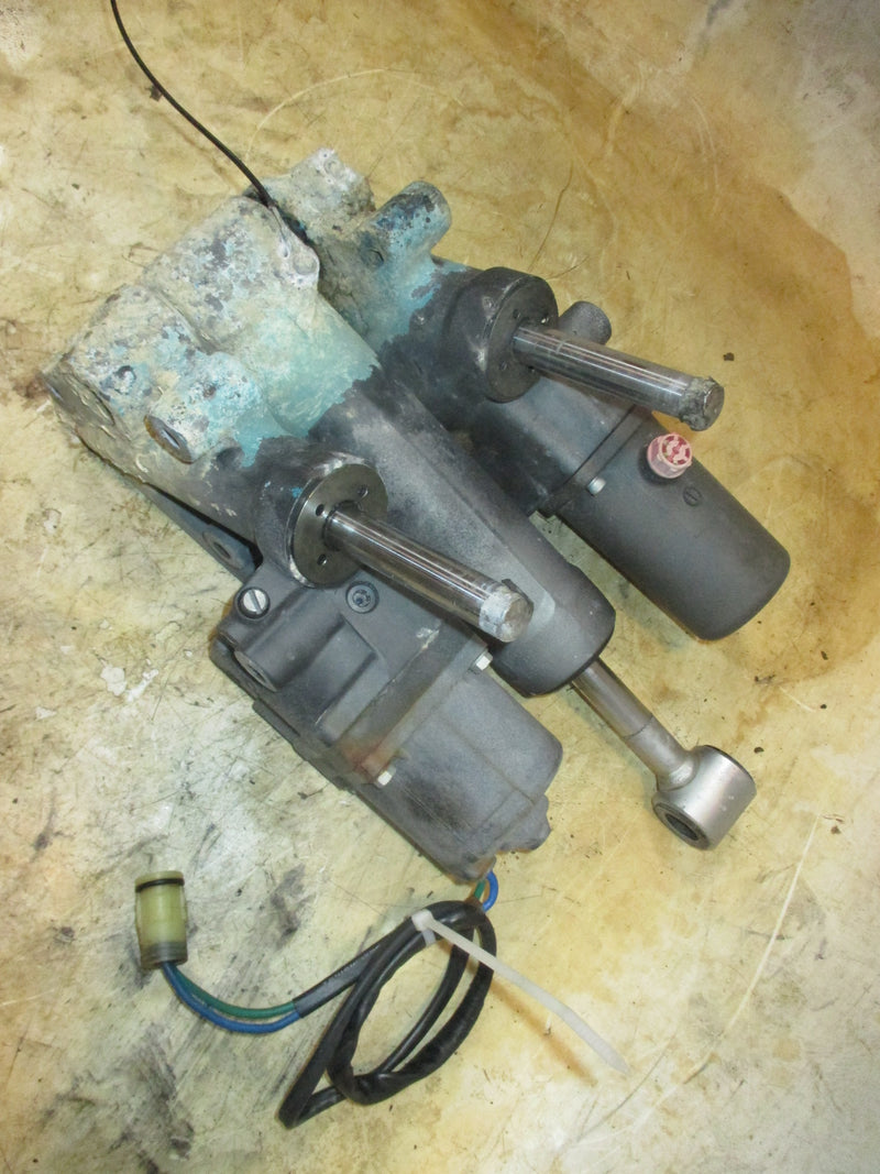 Suzuki DF200 200hp 4 Stroke outboard tilt trim unit