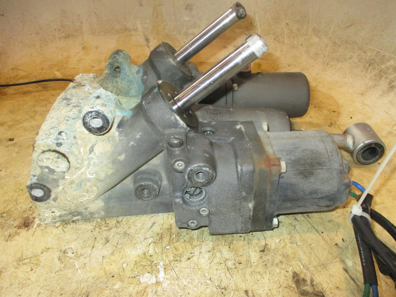 Suzuki DF200 200hp 4 Stroke outboard tilt trim unit