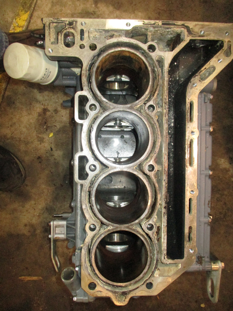 Suzuki DF175 outboard crankcase block