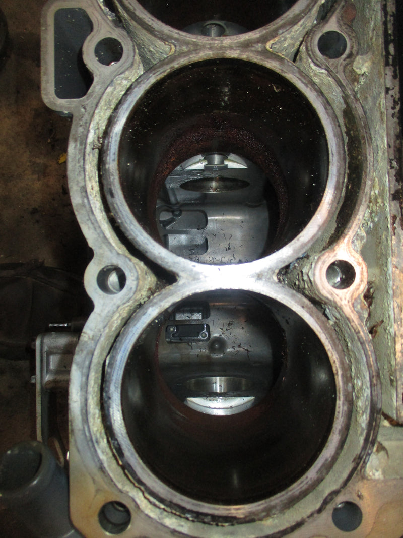 Suzuki DF175 outboard crankcase block