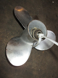 Load image into Gallery viewer, Yamaha 15hp 4 stroke outboard ss solas propellor (3121-093-07)
