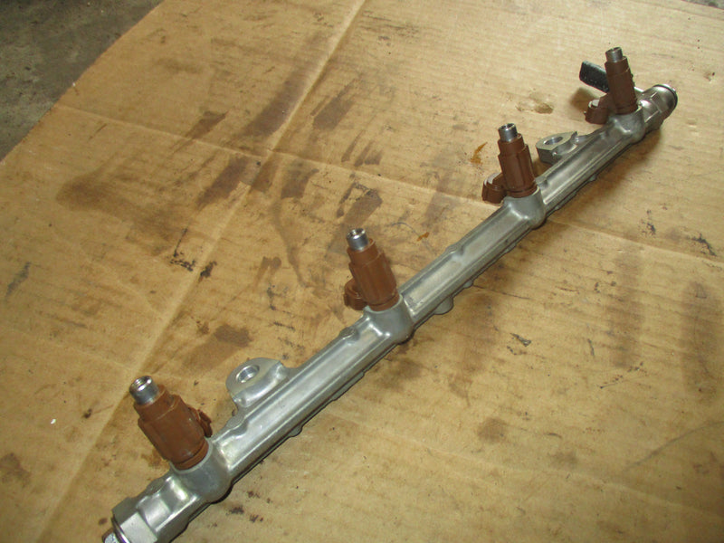 Suzuki DF175 outboard fuel rail and injector set (15751-96J00)