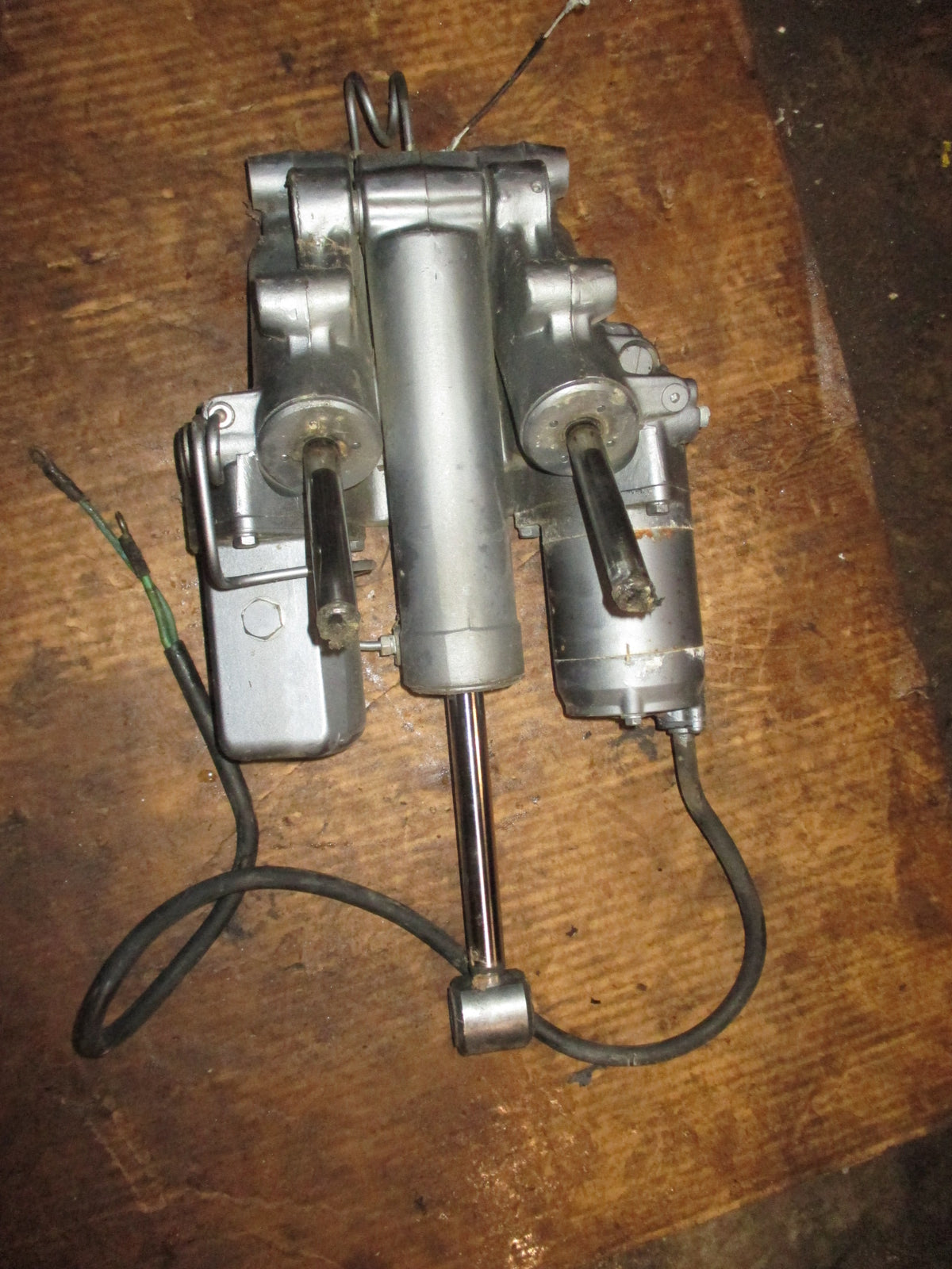 Yamaha 200hp 2 stroke outboard tilt trim unit